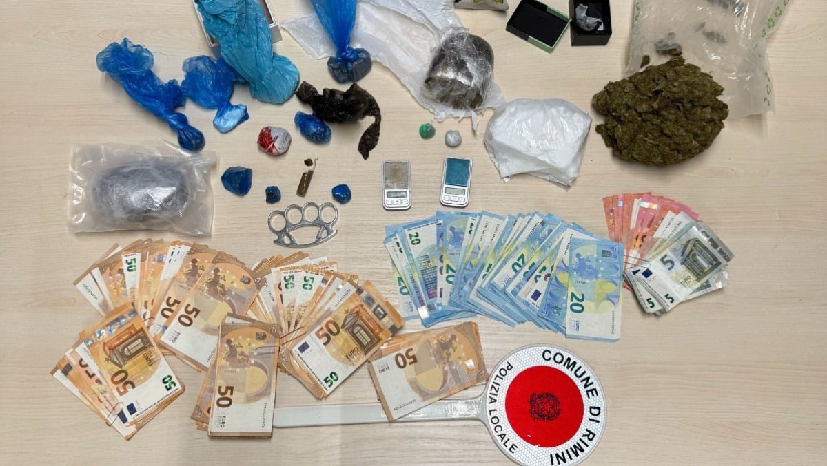 Viserba, l'appartamento è un market della droga: sequestrati quasi 2 kg di stupefacenti