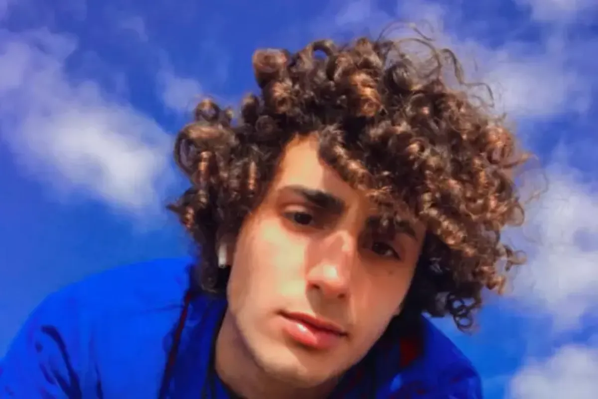 La lezione di Davide: abbraccia in aula chi lo accoltellò, poi scoppia in lacrime - 