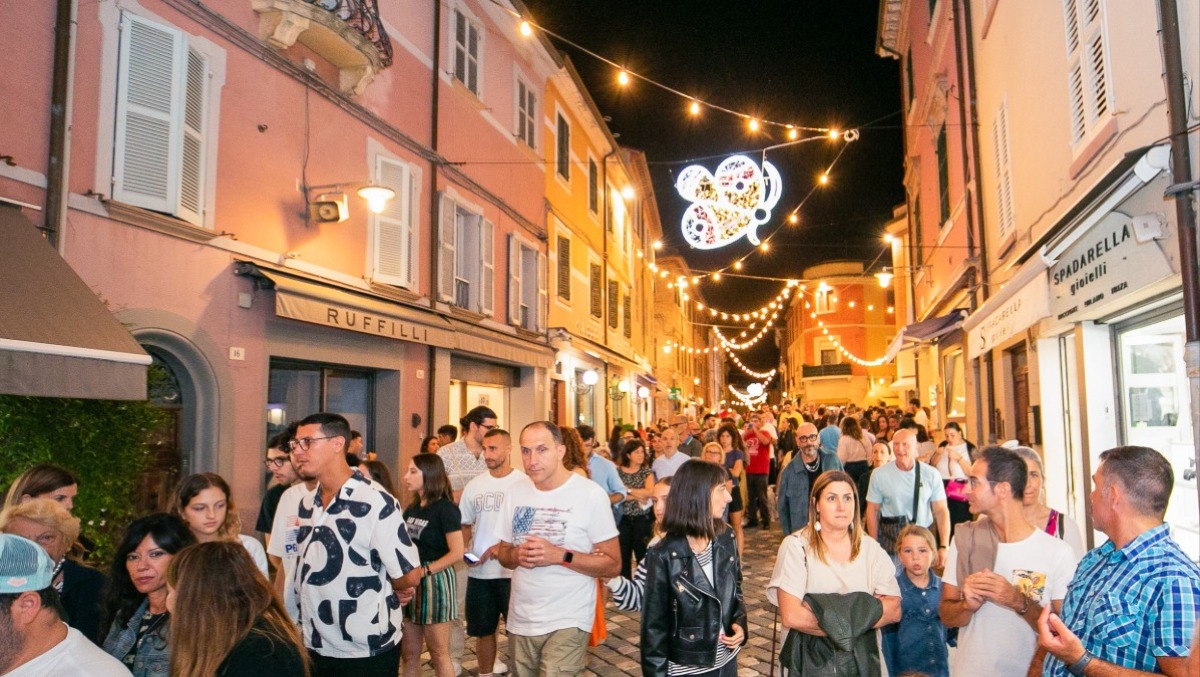Le farfalle di Tonino Guerra tornano a illuminare il centro storico di Santarcangelo - Le farfalle stile Tonino Guerra a Santarcangelo