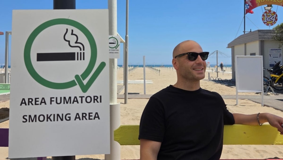 Rimini, fumo solo in aree apposite: ecco come la spiaggia si sta adeguando alla nuova norma - 