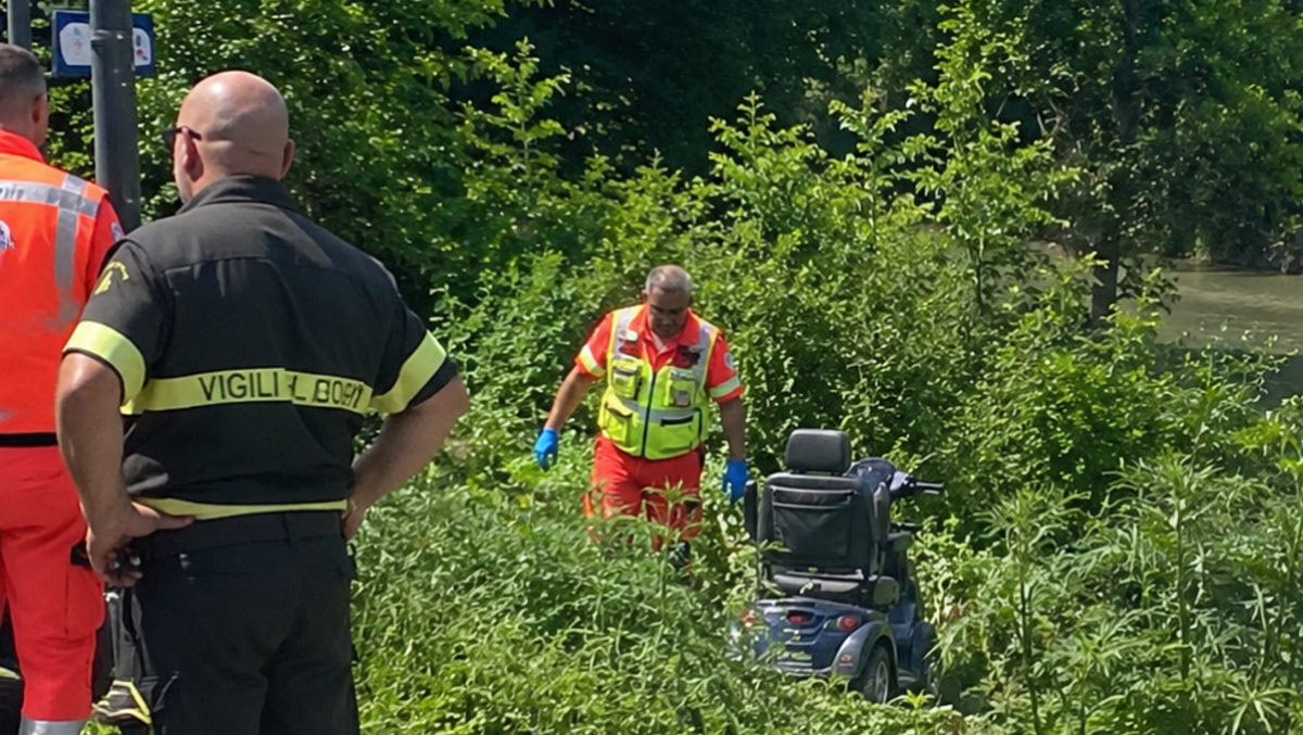 Rimini, perde il controllo dello scooter e finisce nella vegetazione a bordo fiume - REPERTORIO
