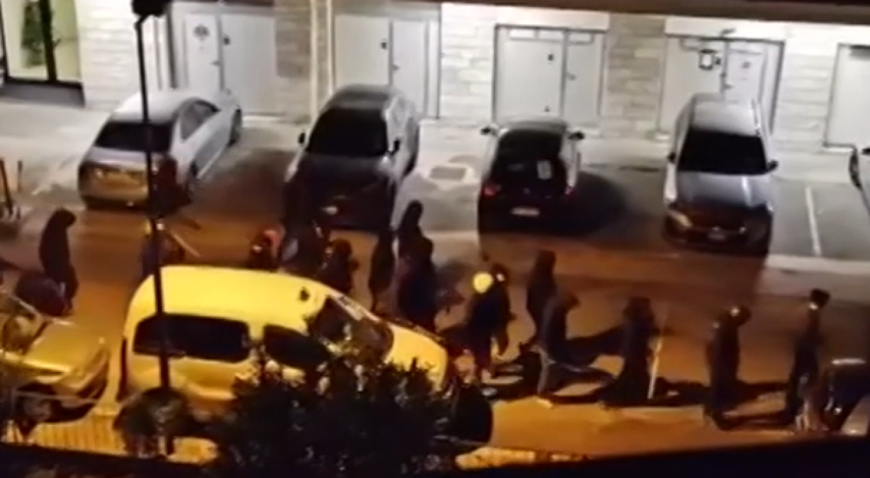 Rimini, maxi rissa vicino al torrente Ausa: scontri con spranghe e bastoni - Alcuni residenti hanno ripreso dai balconi
