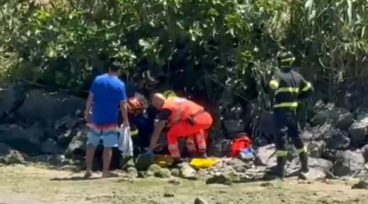 Rimini, perde il controllo dello scooter e finisce nella vegetazione a bordo fiume - 