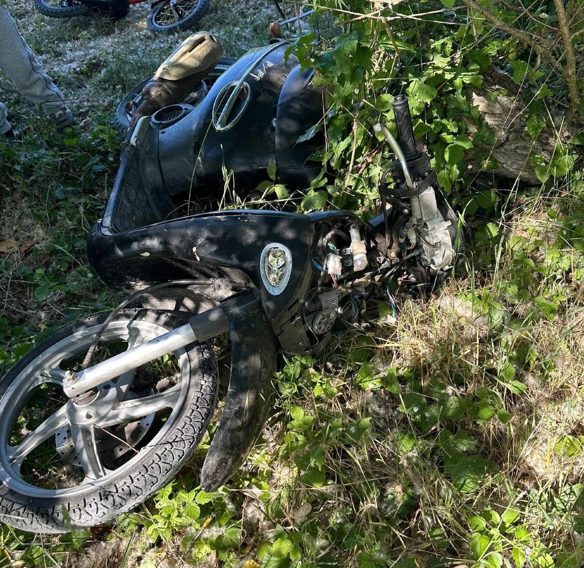 Motorino senza targa abbandonato sulla ciclabile del Conca: la segnalazione - 