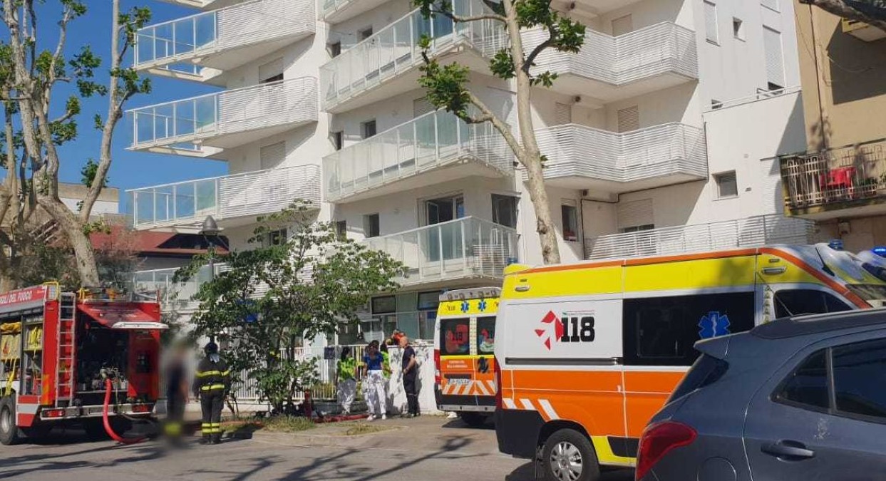 Ascensore si blocca e si riempie di fumo: paura in una residenza anziani - 