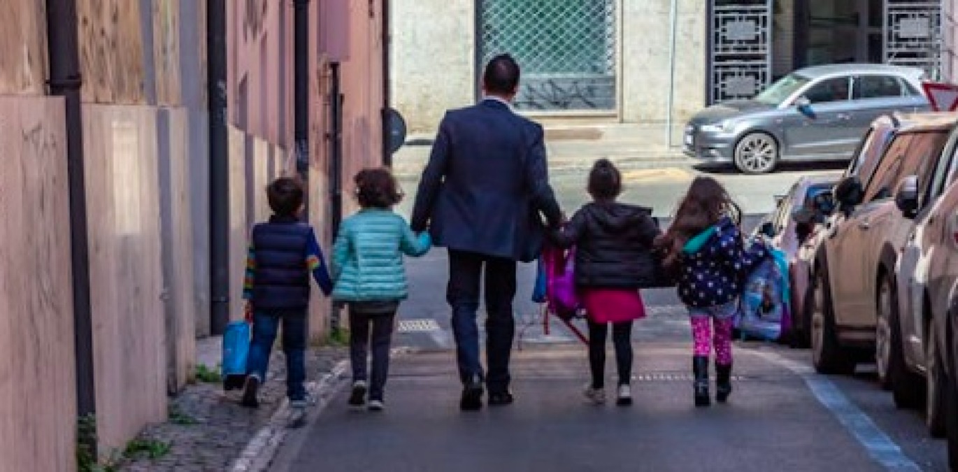 Rimini, al via il bando 2026 per le famiglie numerose: contributi per i nuclei con almeno quattro figli - 