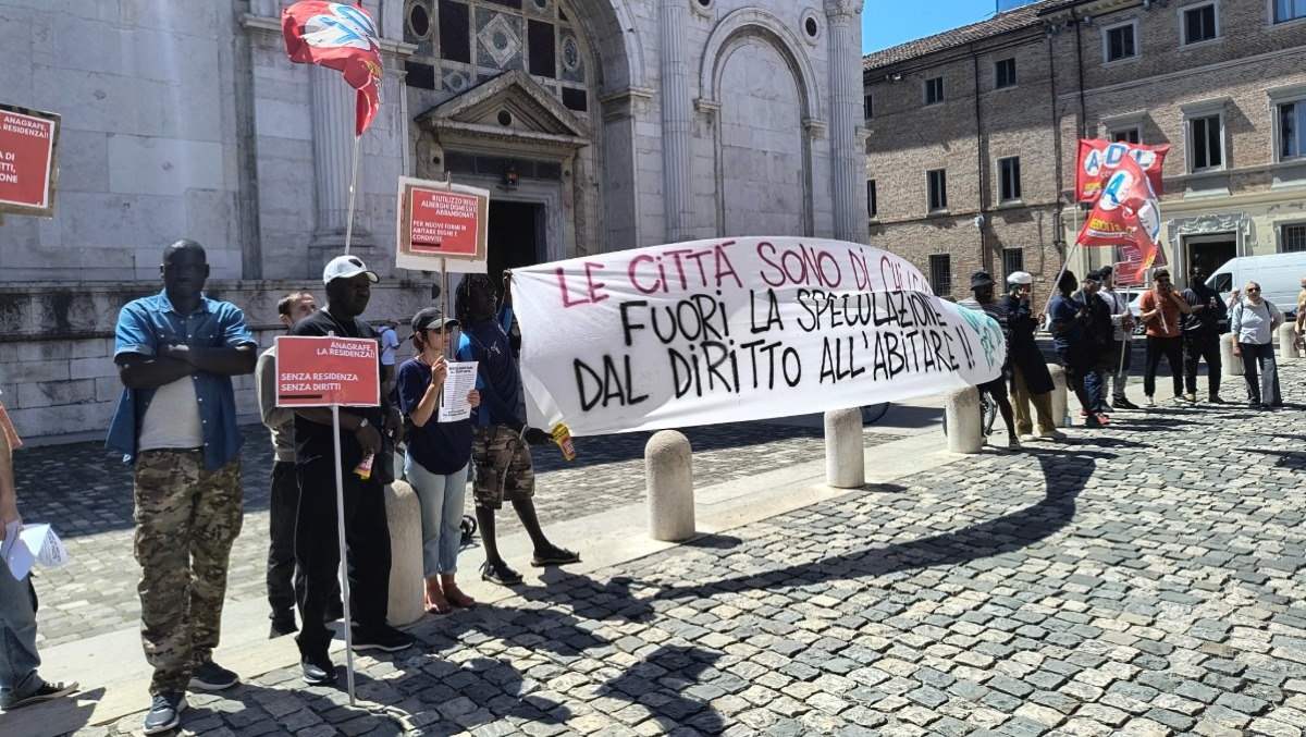 La casa è un' emergenza, presidio a Rimini: "Utilizzare alberghi dismessi per realizzare ostelli" - 