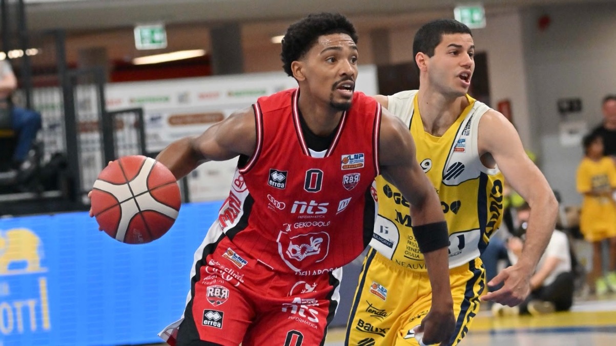 Basket A2, super Redivo: Cividale stende la Dole (85-69) - Un attacco Dole (foto Diego Petrussi)