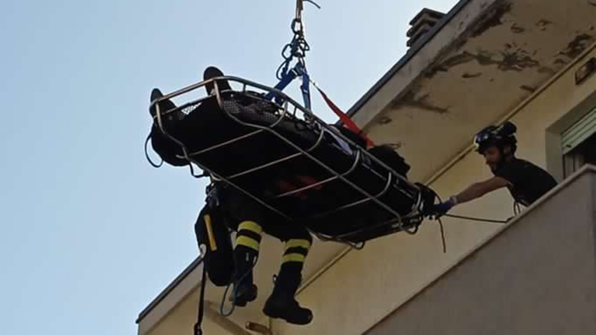 Rimini, soccorso dei Vigili del fuoco in supporto al 118 per il trasporto urgente di un paziente - I Vigili del fuoco in supporto al 118