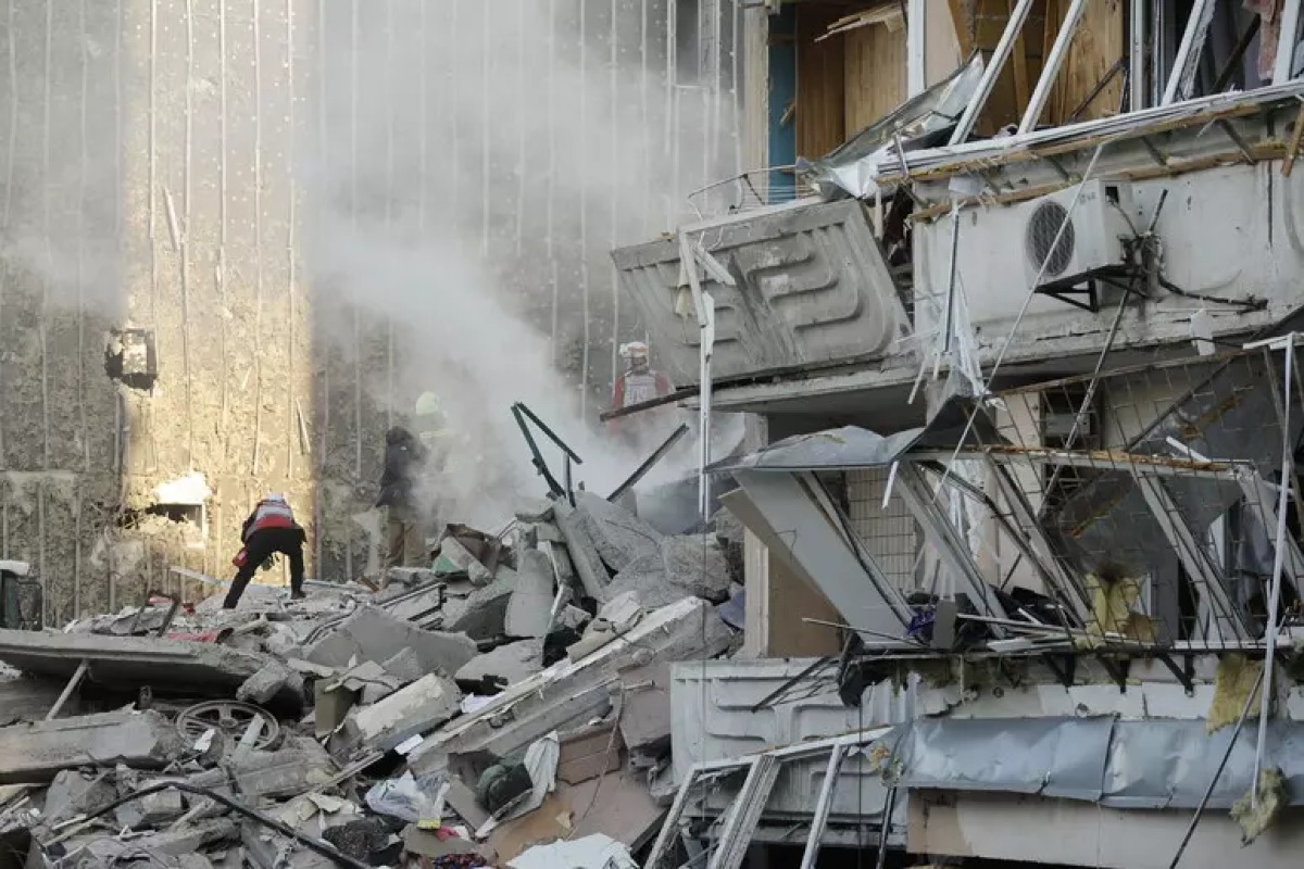 Kiev sotto attacco missilistico: esplosioni nella notte, feriti e allarme su nuovi missili russi - 