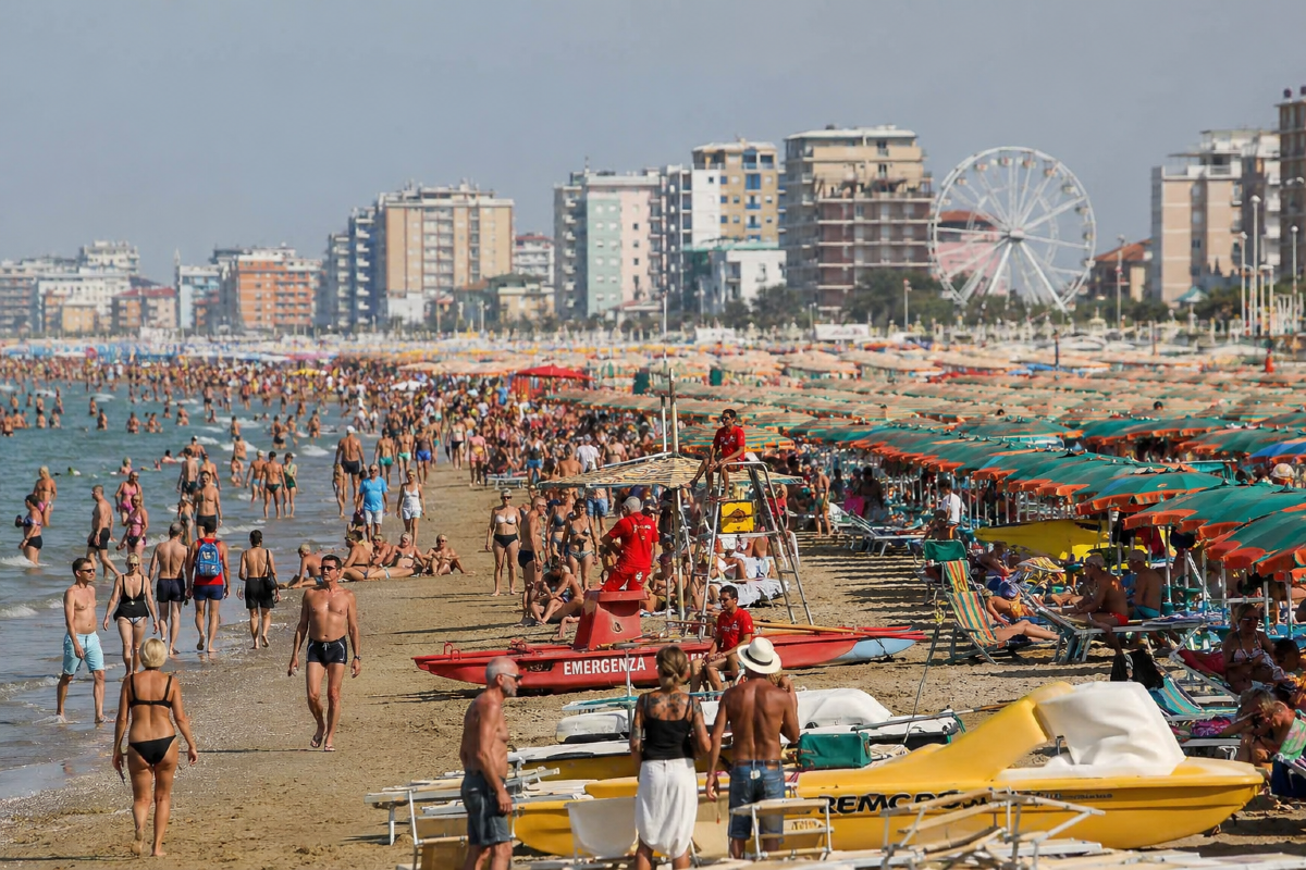 Rimini, una semiseria previsione dell'estate, tra polemiche cicliche e annunci trionfanti - Spiaggia REPERTORIO