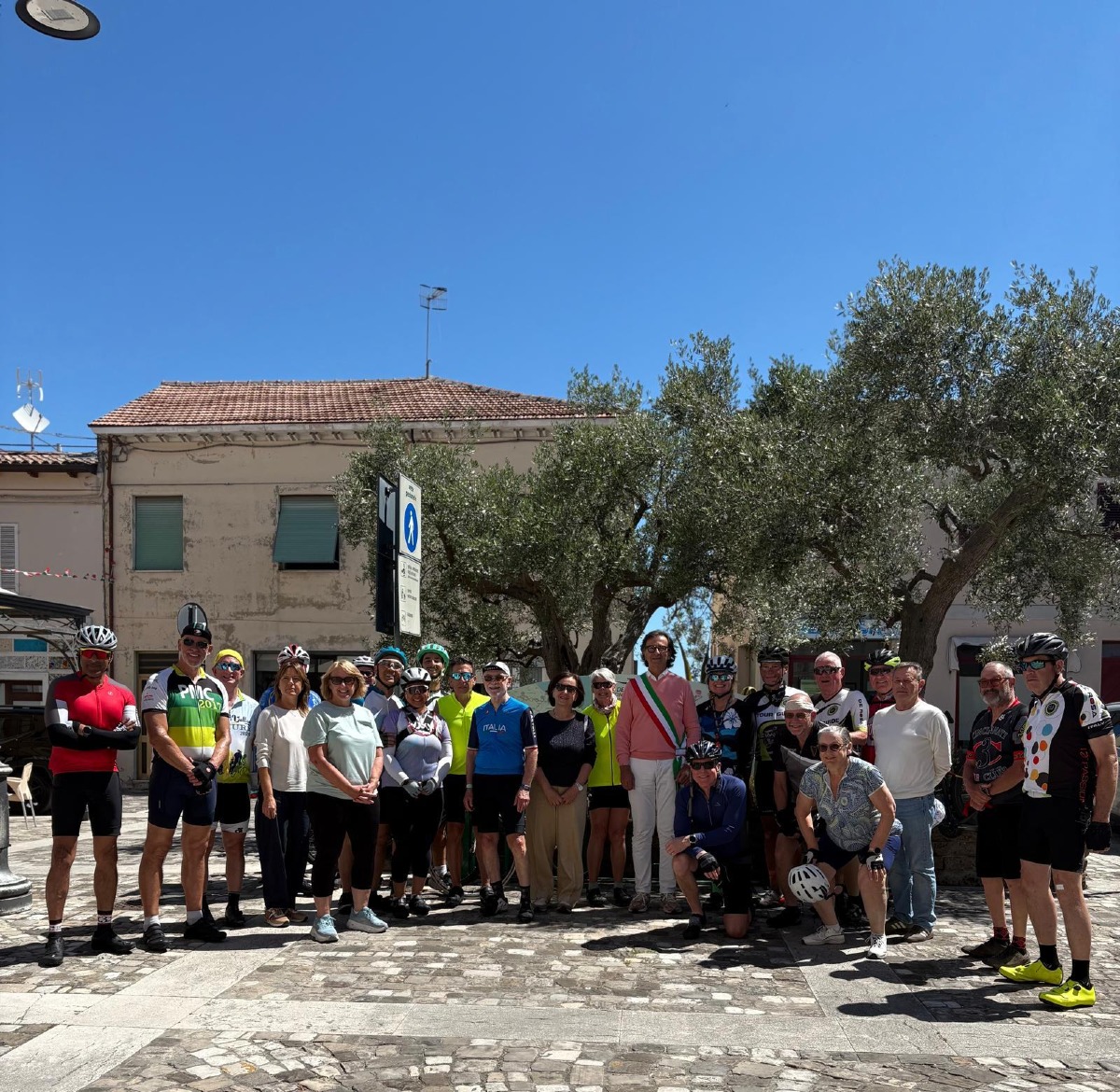 Coriano sempre più meta del cicloturismo: Piazza Mazzini punto di sosta per gruppi internazionali - 