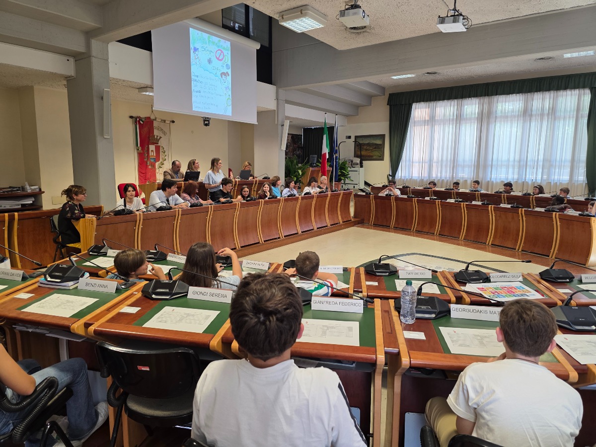 Ragazze e ragazzi in aula per l’ultima seduta del Consiglio prima della pausa estiva - 
