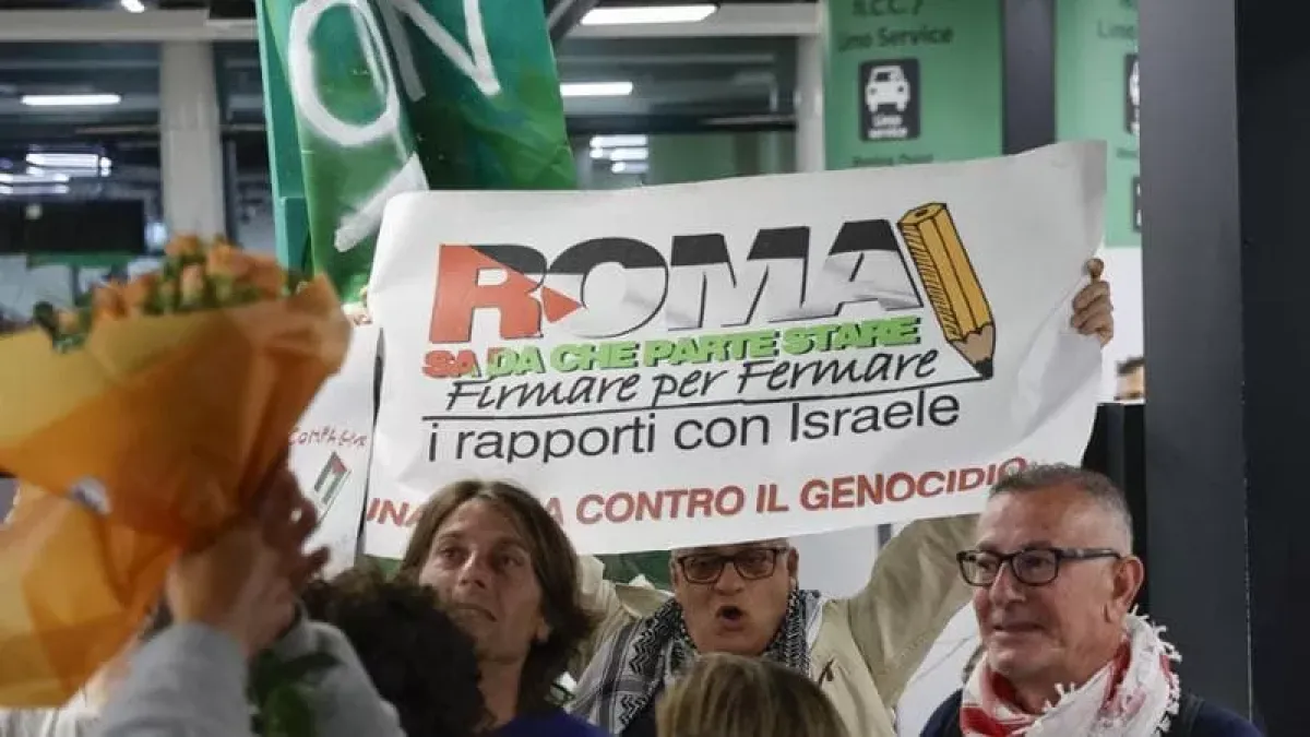 Attivisti italiani della Flotilla rientrano a Fiumicino dopo l’attacco in Libia - Agf
