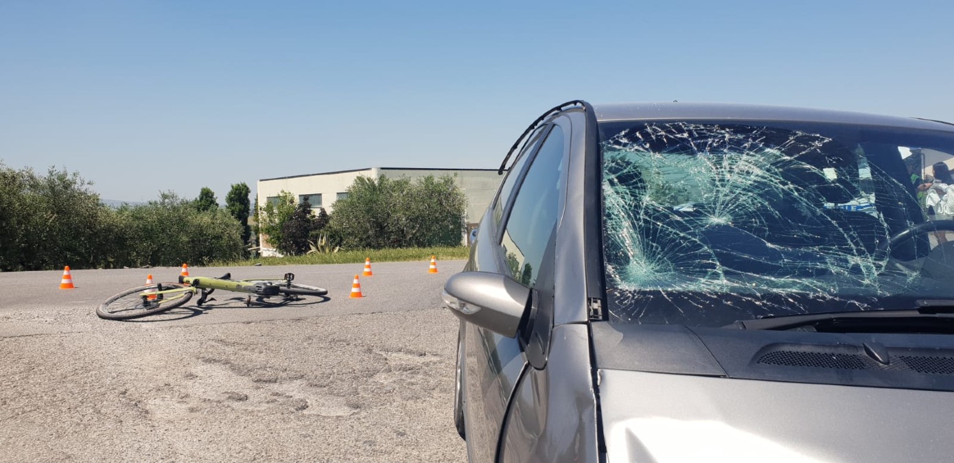 Ciclista investito da auto sbatte contro il lunotto: è grave - www.altarimini.it RIPRODUZIONE RISERVATA