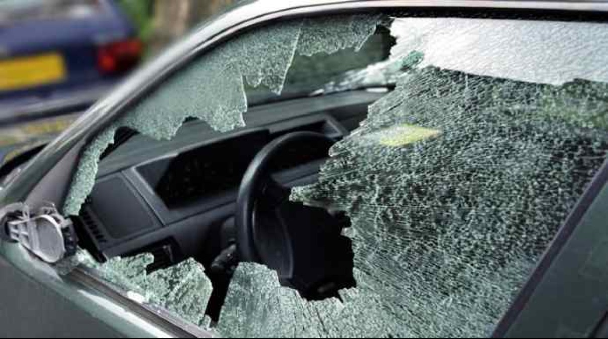 Rimini, donna li sorprende mentre rubano su un'auto in sosta: arrestati - Auto con finestrino rotto ARCHIVIO