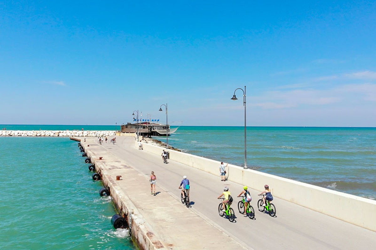 Rimini, tuffi pericolosi dalla banchina del porto: minorenni sanzionati - Molo di Rimini
