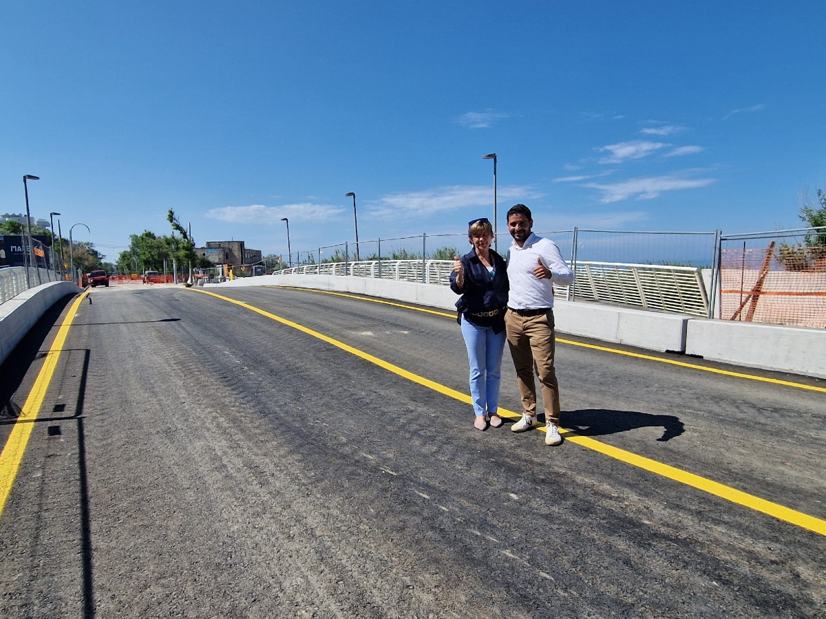 Un mese d'anticipo: il ponte sul Marano a Riccione riapre il 28 maggio - La sindaca Angelini e l'assessore Imola sul ponte del Marano
