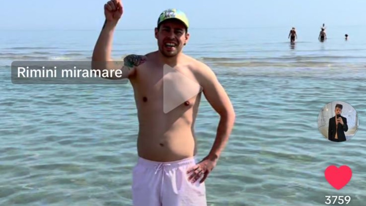 Fa video su TikTok: "Guardate, l'acqua del mare di Rimini è limpida". Finisce nel mirino degli hater - Federo Tamagnini su TikTok