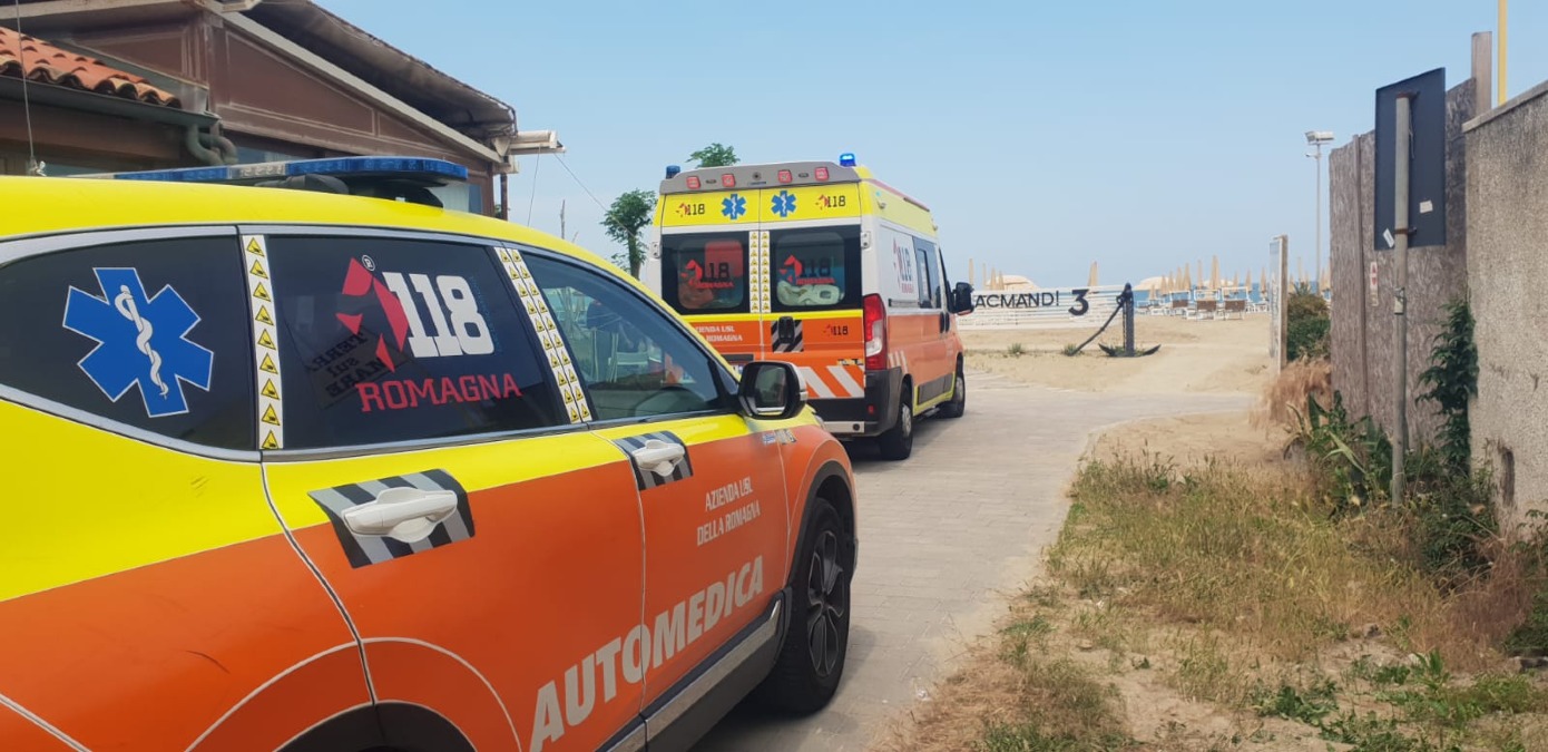 La corsa contro il tempo dei bagnini: ragazzo salvato dopo aver perso i sensi tra gli scogli - L'intervento dei soccorsi