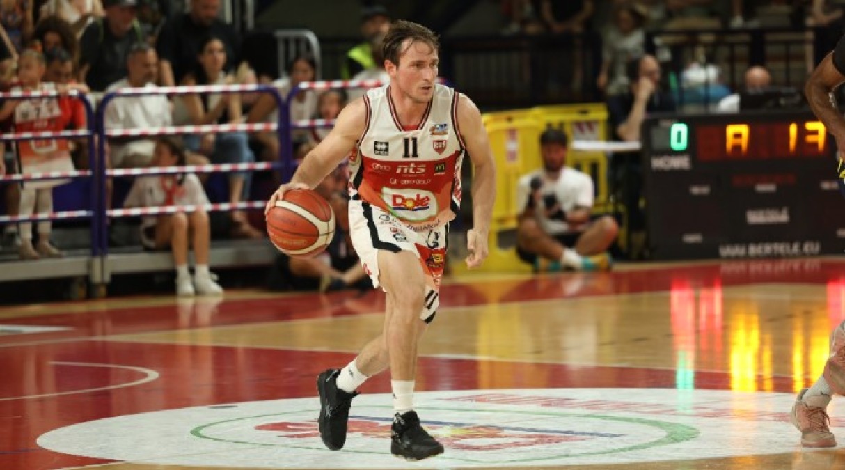 Basket A2, Dole vince anche gara4: è in finale - Dole in attacco (foto De Luigi)
