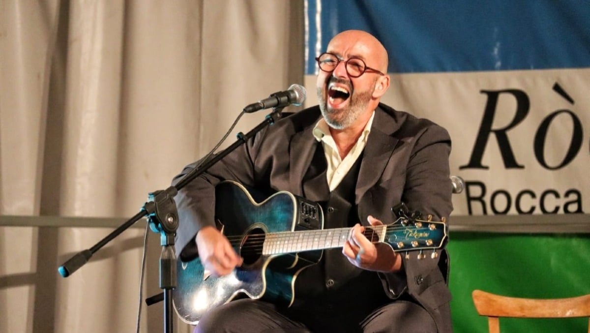 Michele Fenati canta Dalla e Battisti: a Dogana le più belle canzoni dei due Lucio - Michele Fenati