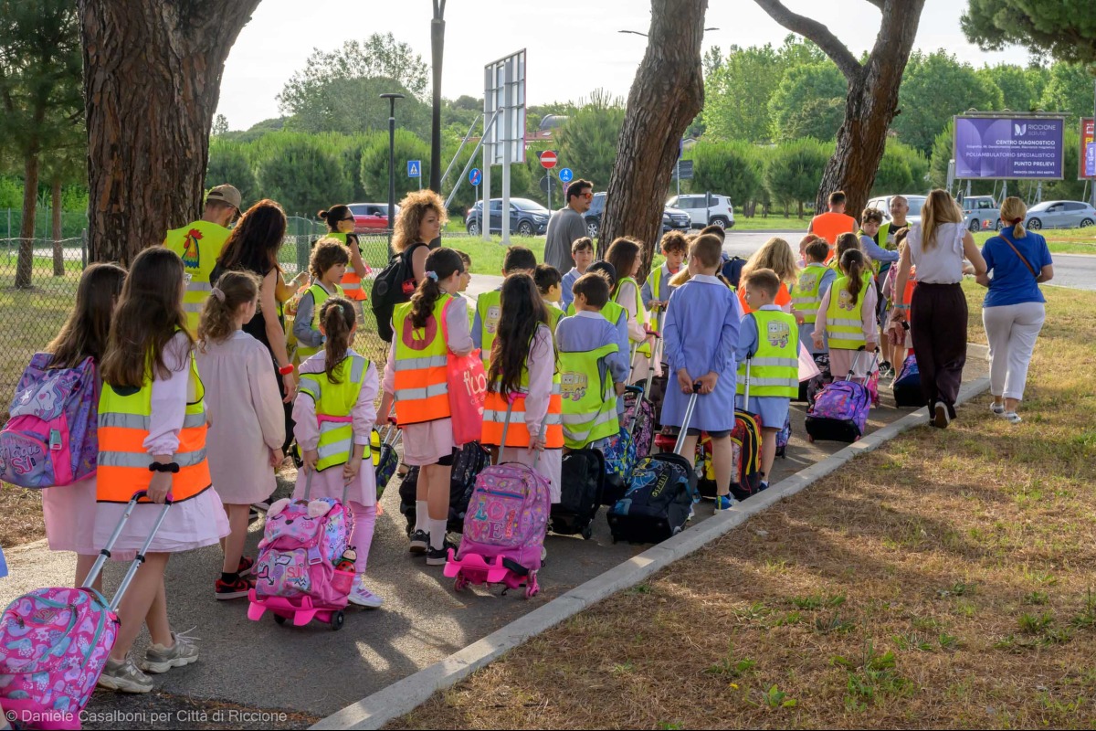 Riccione, Pedibus Day: i bambini a scuola a piedi per la giornata della mobilità sostenibile - Ph Casalboni