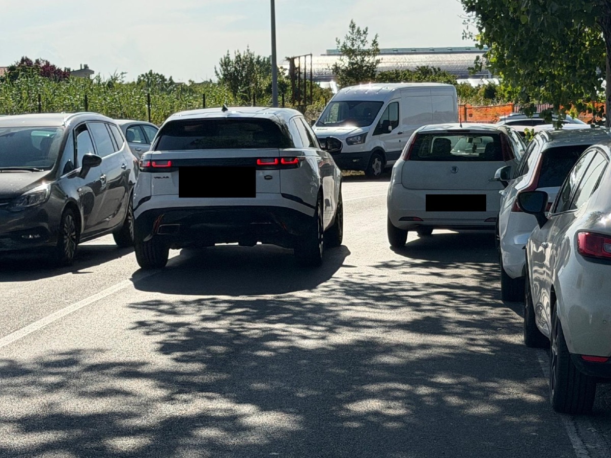 RiminiWellness e Vasco, iniziano i problemi del traffico: “Parcheggi selvaggi all’ingresso della fiera” - Un'auto costretta a invadere l'altra corsia in parte per evitare un'altra vettura parcheggiata