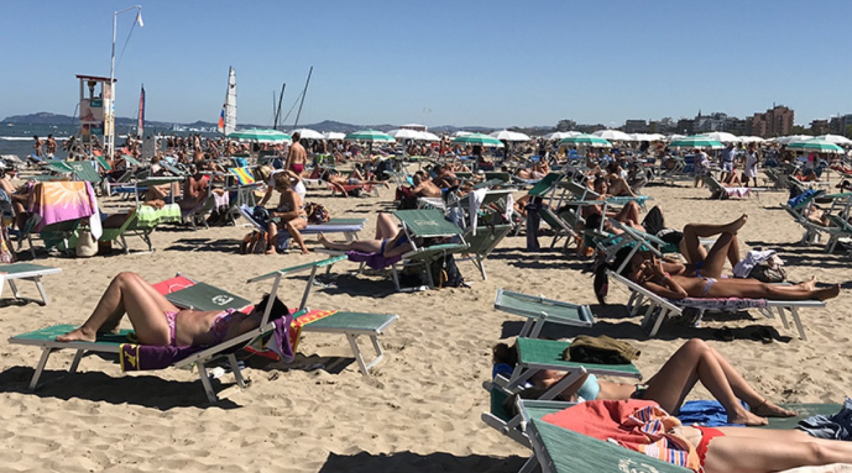 Estate 2026: la stagione balneare entra nel vivo, ma i costi aumentano del 2,7% - Spiaggia di Rimini, repertorio