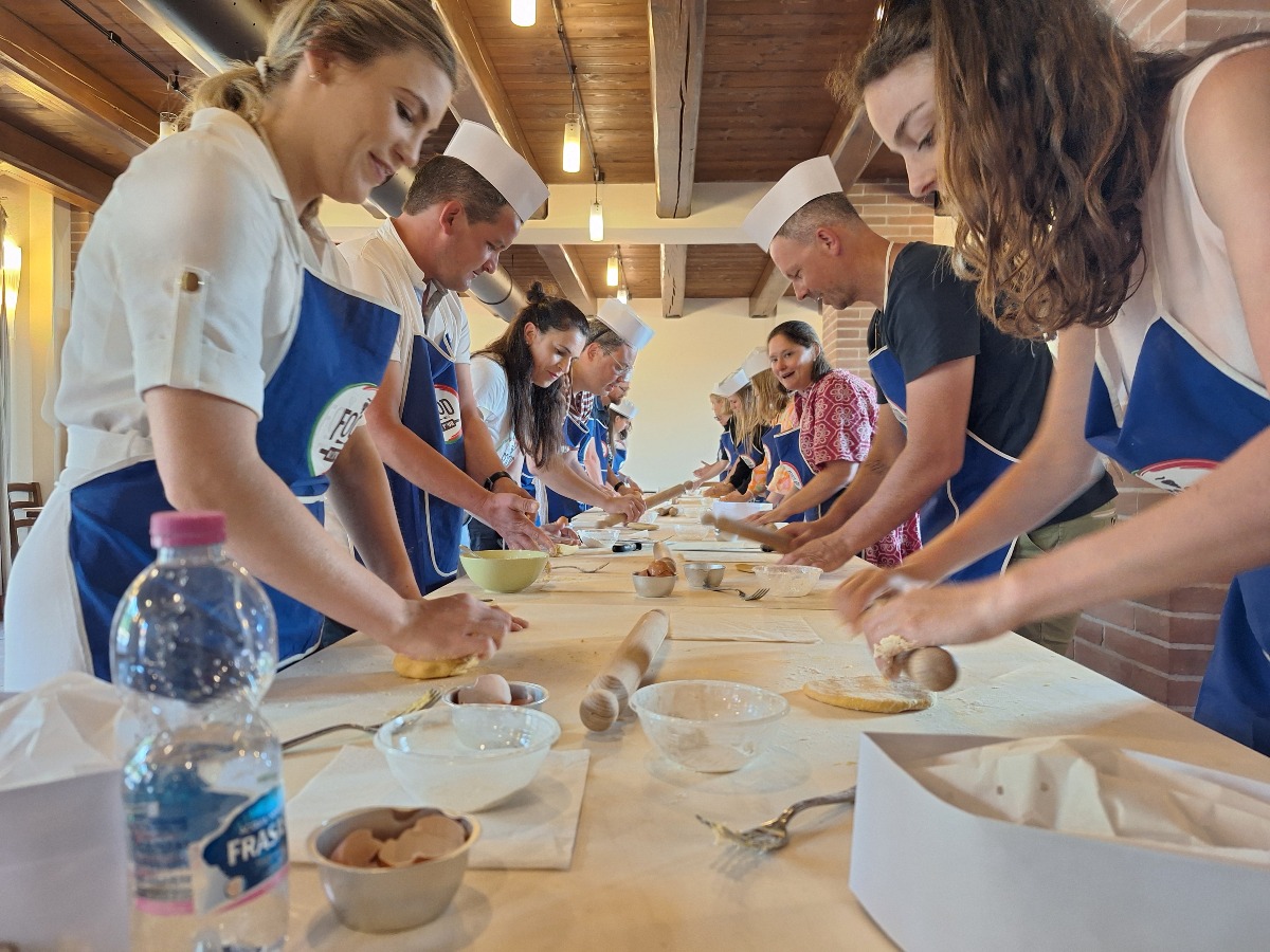 Tagliatelle, Sangiovese e “Romagna Mia”: turisti belgi alla Collina dei Poeti - Le mani in pasta tra le colline