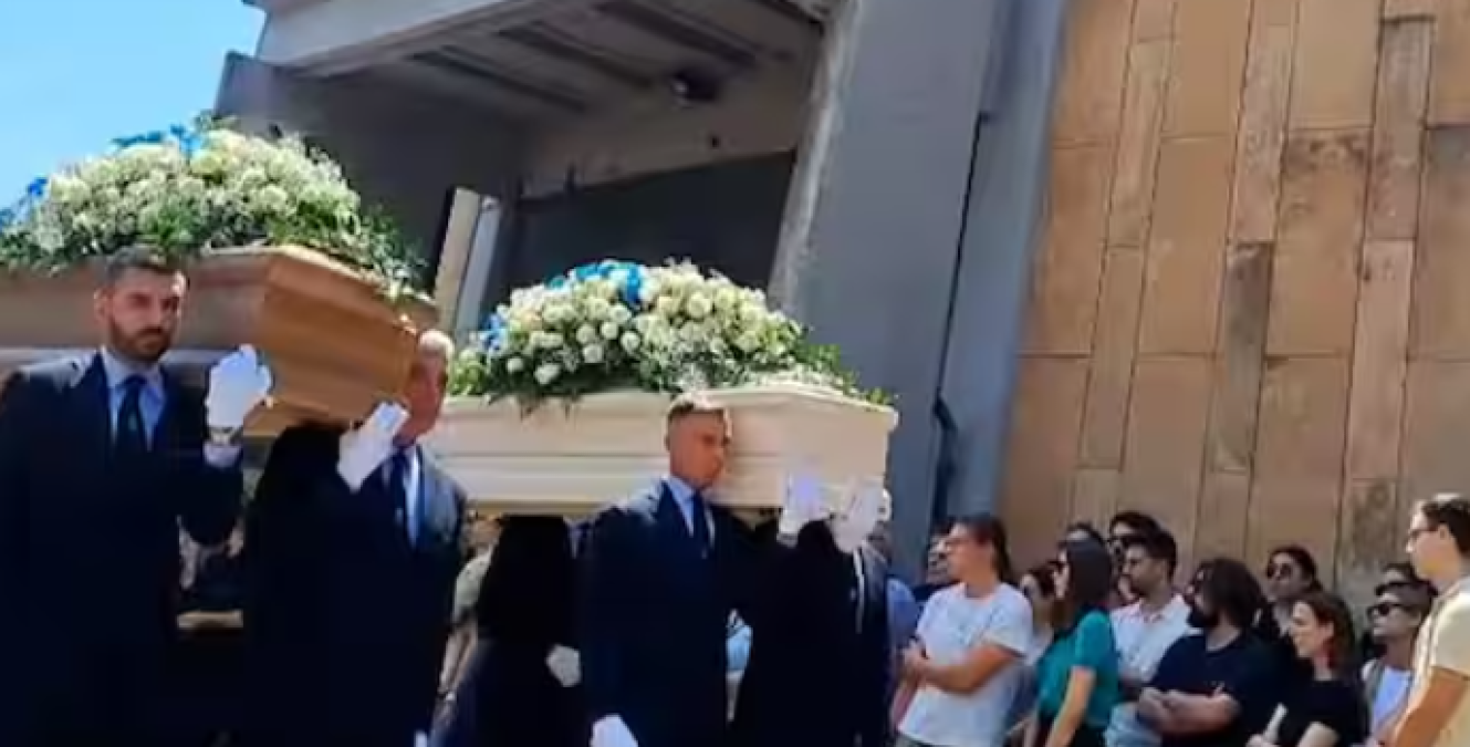 Folla ai funerali di Monica Montefalcone e della figlia Giorgia a Genova - © Skytg