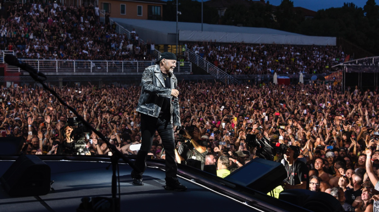 Rimini, Vasco infiamma il Romeo Neri: 25mila fan per la prima del tour - © Facebook Vasco Rossi