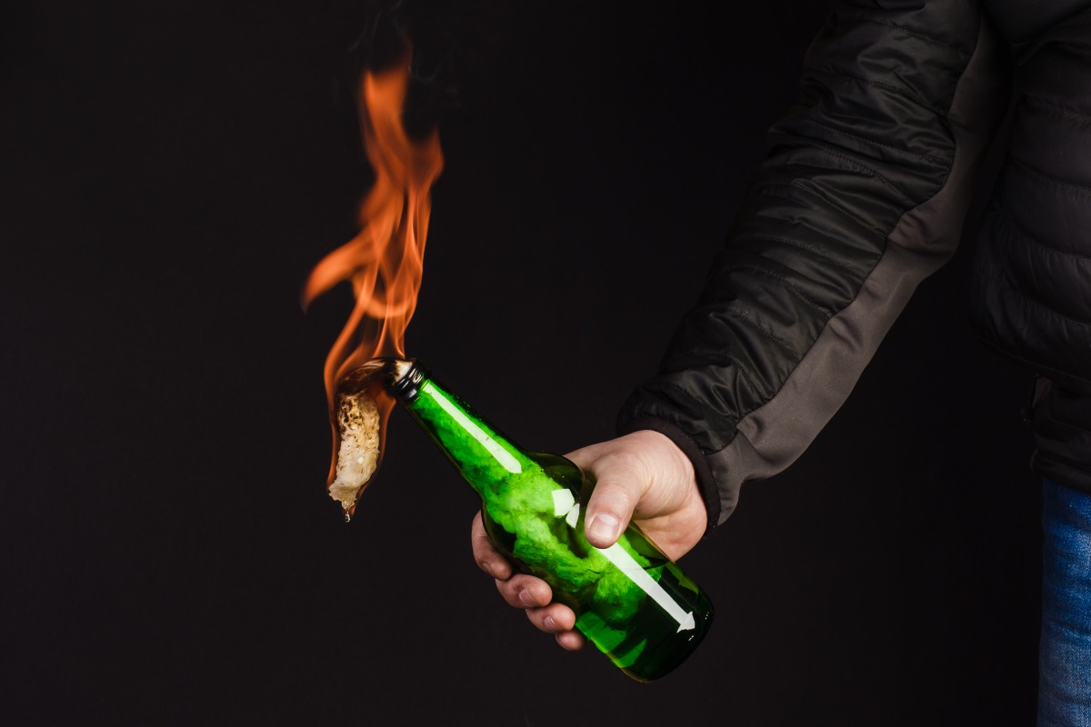 Molotov contro la casa di un cronista nel Vicentino: attentato incendiario nella notte - 