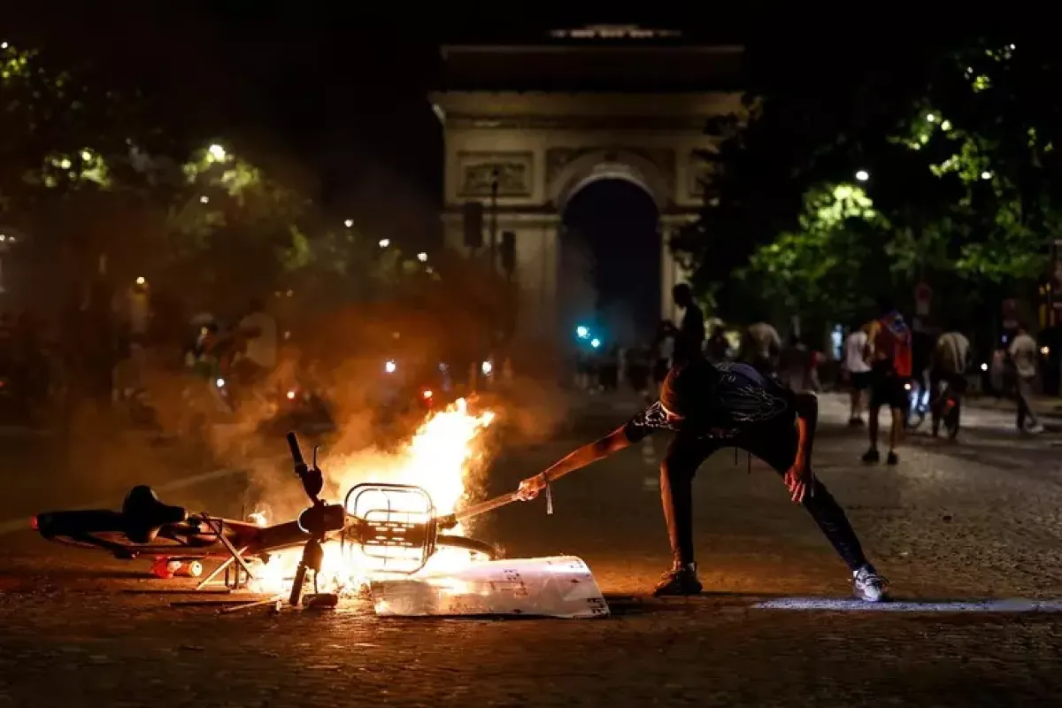 Parigi, festa Champions del Psg tra gioia e violenze: un morto, un ferito grave e centinaia di fermi - PH ANSA\EPA
