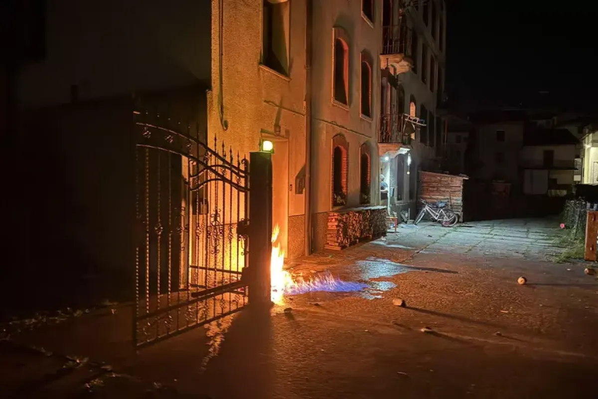Attentato incendiario al cronista Cappellari, nella lettera anonima minacce anche a Meloni e don Patriciello - PH ANSA