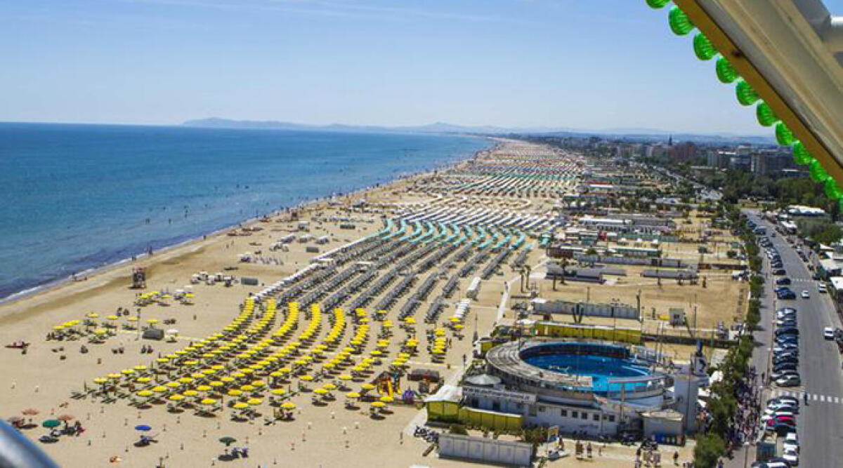 Terrazze e piscine sulla spiaggia: il piano dell'arenile disegna il futuro di Rimini - Veduta della spiaggia di Rimini dalla ruota panoramica
