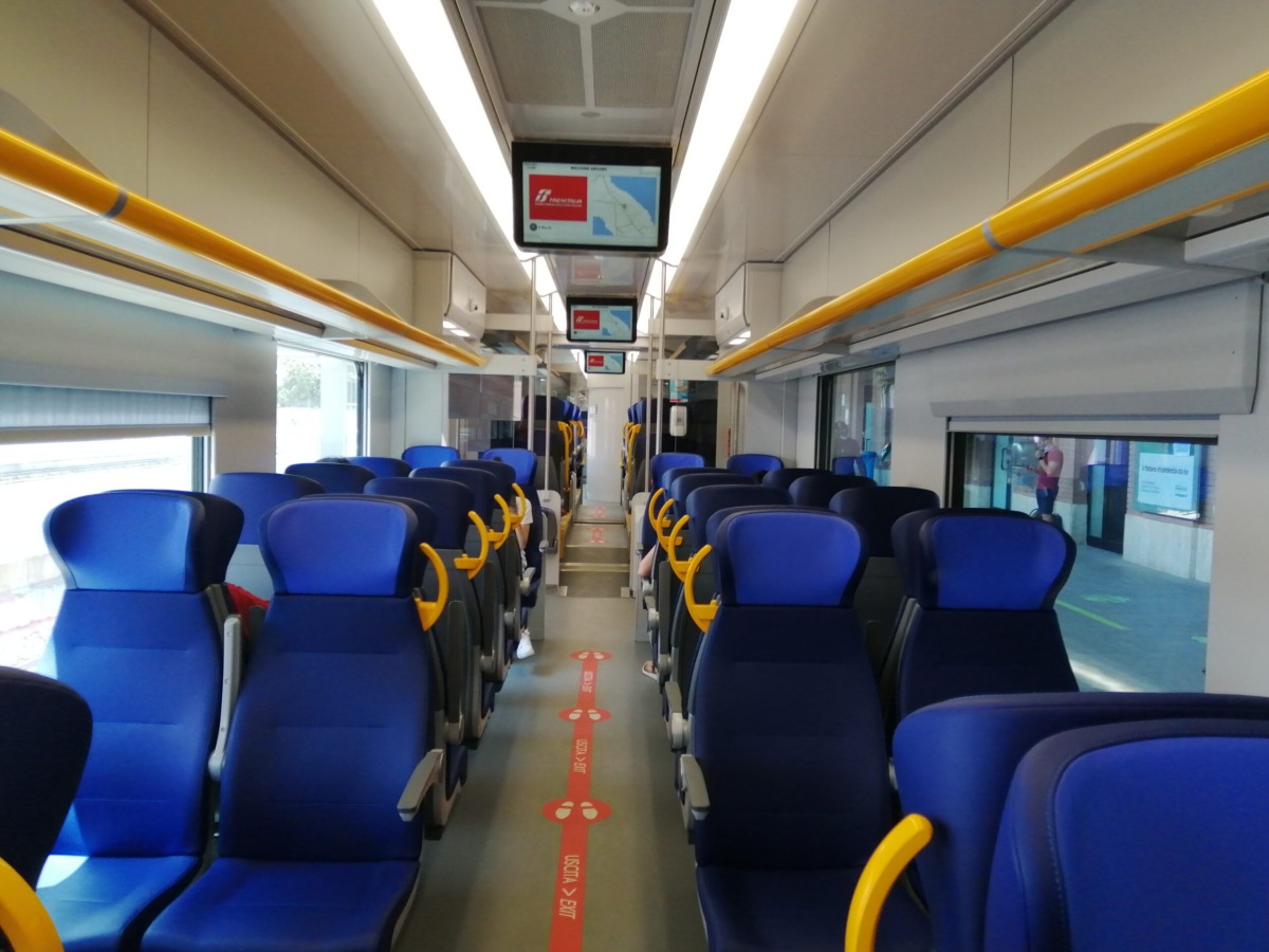 17enne affetto da disabilità ustionato su un treno: indagini su possibile episodio di bullismo - Interno di un treno REPERTORIO