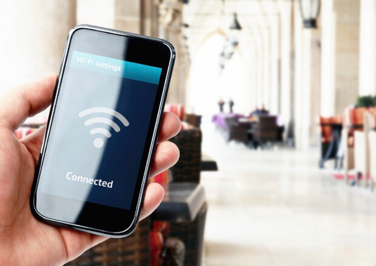 Come le viaggiatrici solitarie utilizzano Holafly per la sicurezza e l'orientamento - 
