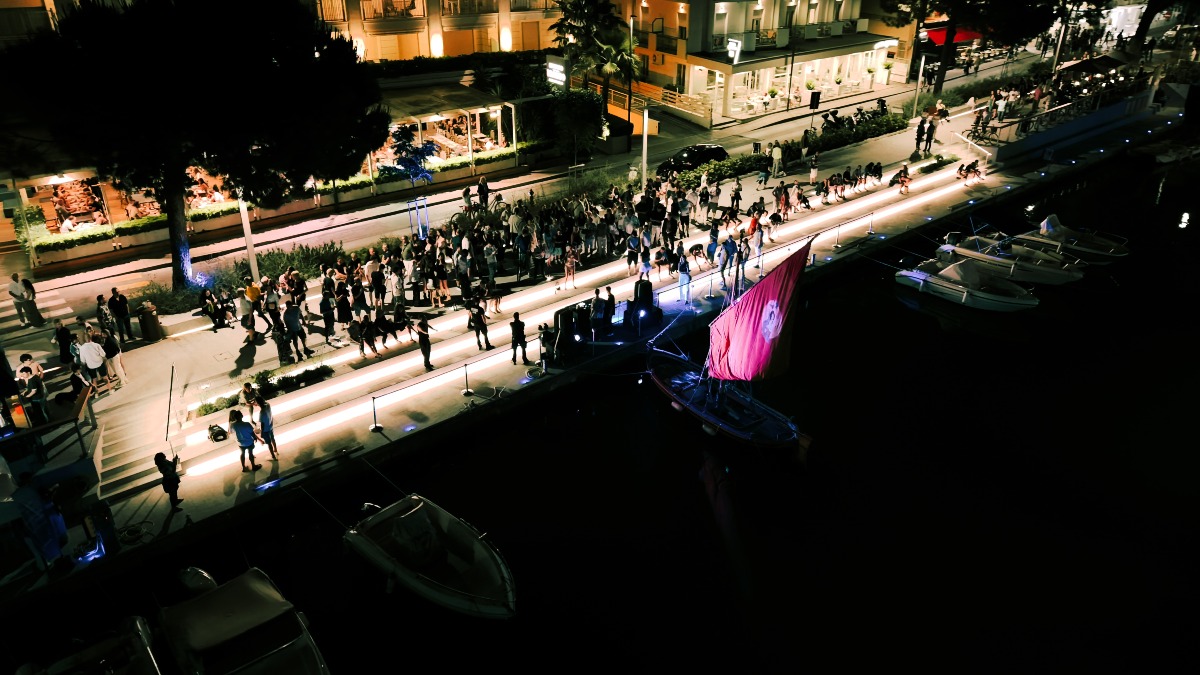 Riccione, successo per “Brezza”: centinaia di persone inaugurano la nuova gradonata del porto canale - 