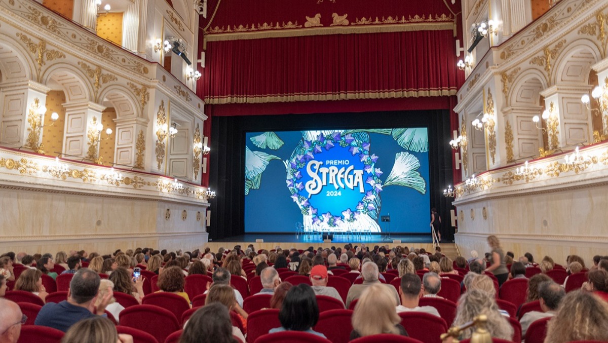 Il Teatro Galli apre le porte allo StregaTour: attesa per la cinquina 2026 - 