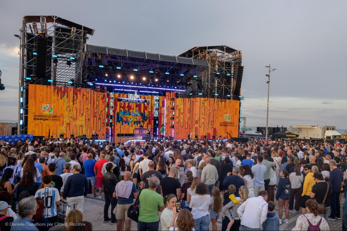 Riccione, boom di pubblico per Yoga Radio Bruno Estate: piazzale Roma gremita - Ph Casalboni