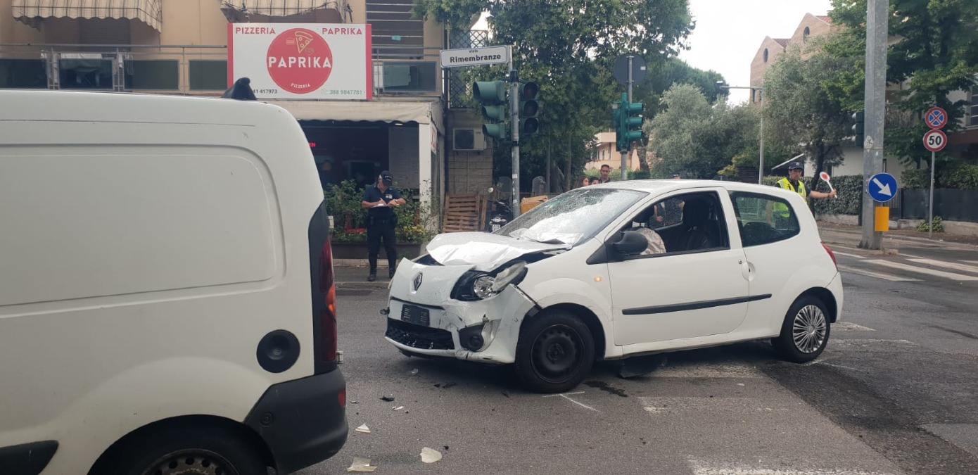 Rimini, scontro all’incrocio tra via Rimembranze e via Ragazzoni: code e disagi - 