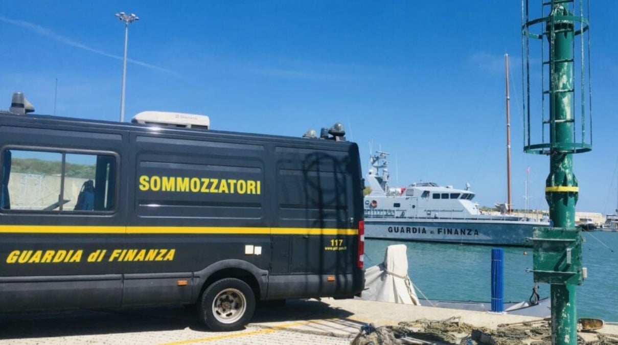 Rimini, uomo cade nel porto canale: salvato dai sommozzatori della Guardia di Finanza - 