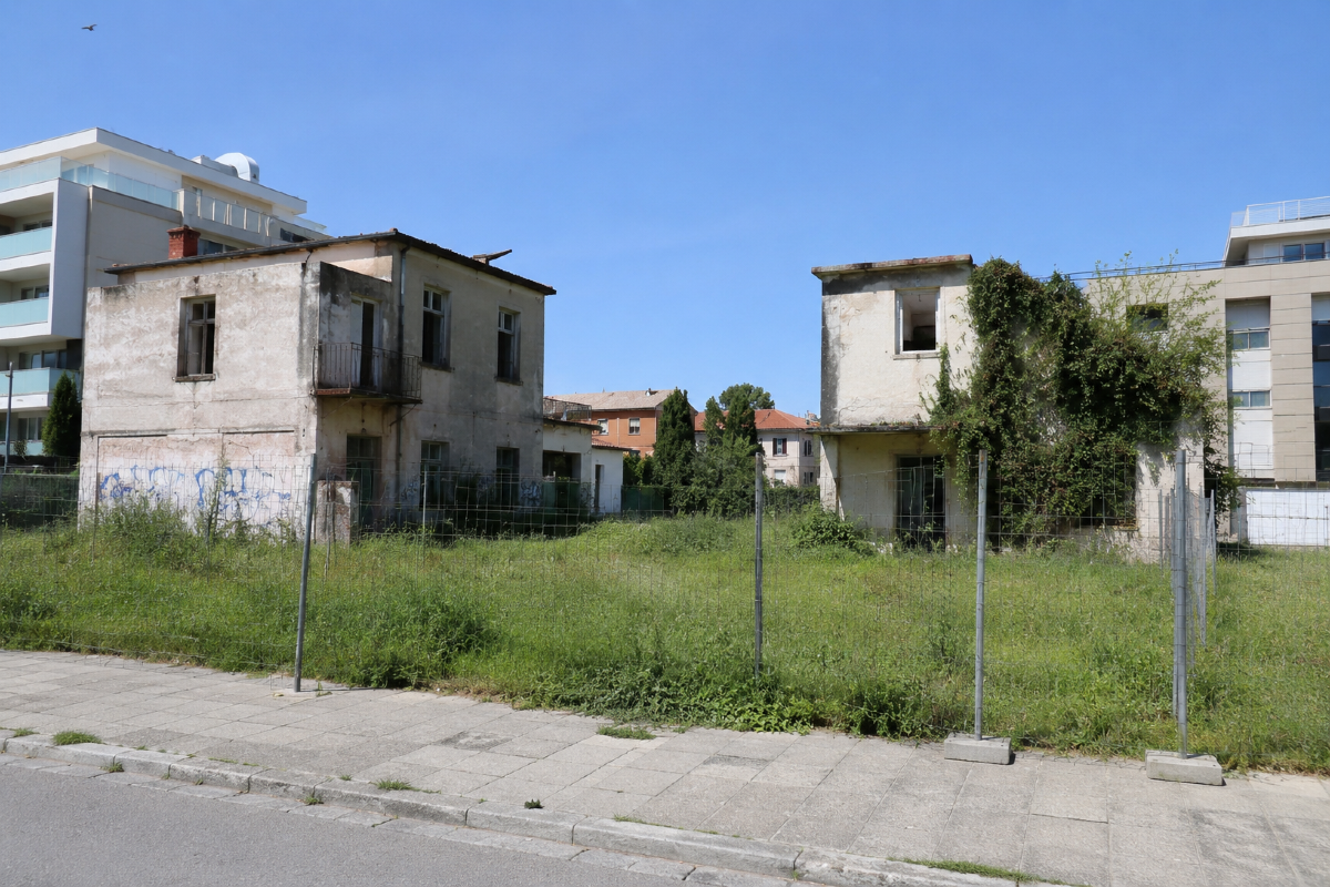 Miramare, edifici in degrado demoliti per fare spazio ad area verde: Avs plaude al Comune - Immagine di repertorio
