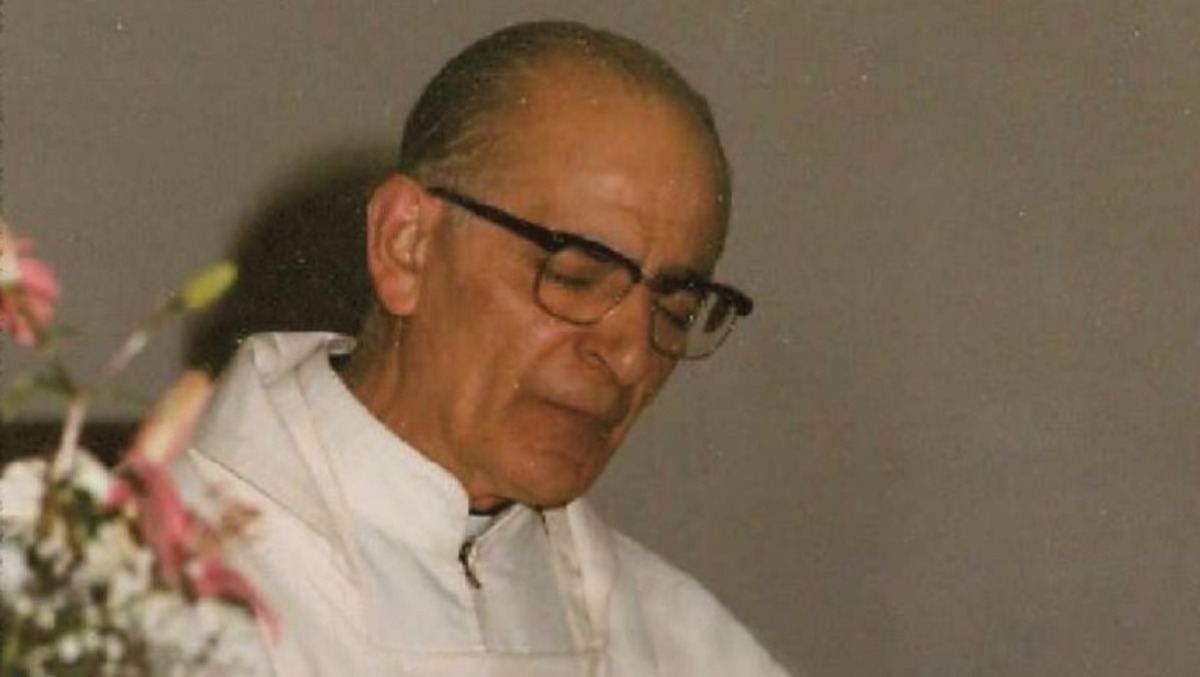 Una rotonda per ricordare don Luigi Tiberti, parroco e storico insegnante di religione - Don Luigi Tiberti