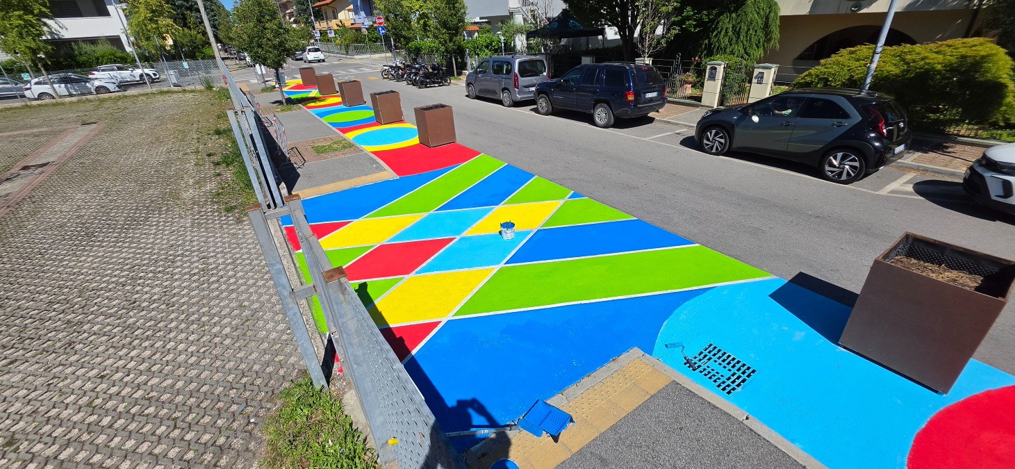 Riccione, studenti ridisegnano lo spazio urbano davanti alla scuola: via alle auto con l’urbanistica tattica - 
