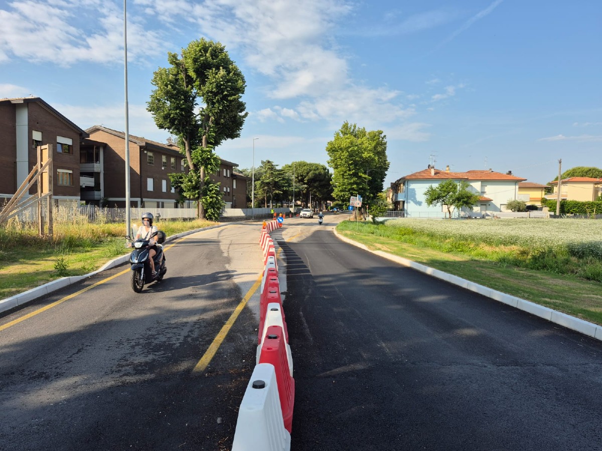 Nuovo spartitraffico su via Pianventena: intervento per la sicurezza tra le rotatorie di Coriano - 