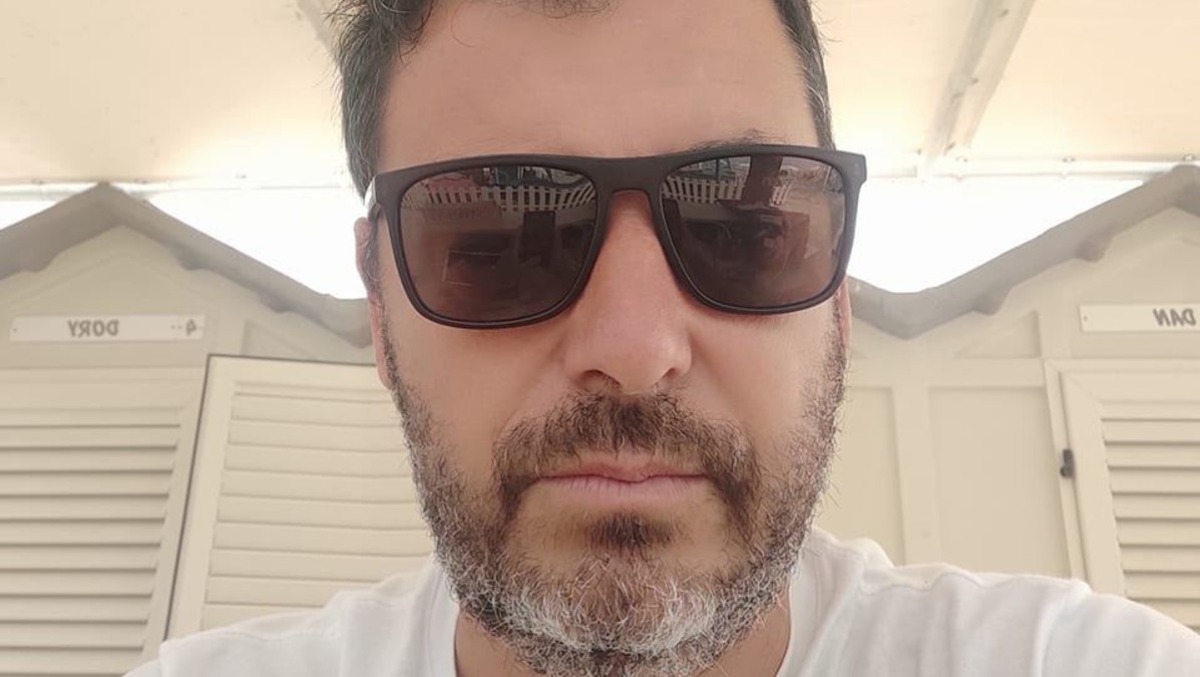 Riccione, giovane crolla in strada: operatore balneare lo salva col massaggio cardiaco - Alberto Di Luigi PH Facebook