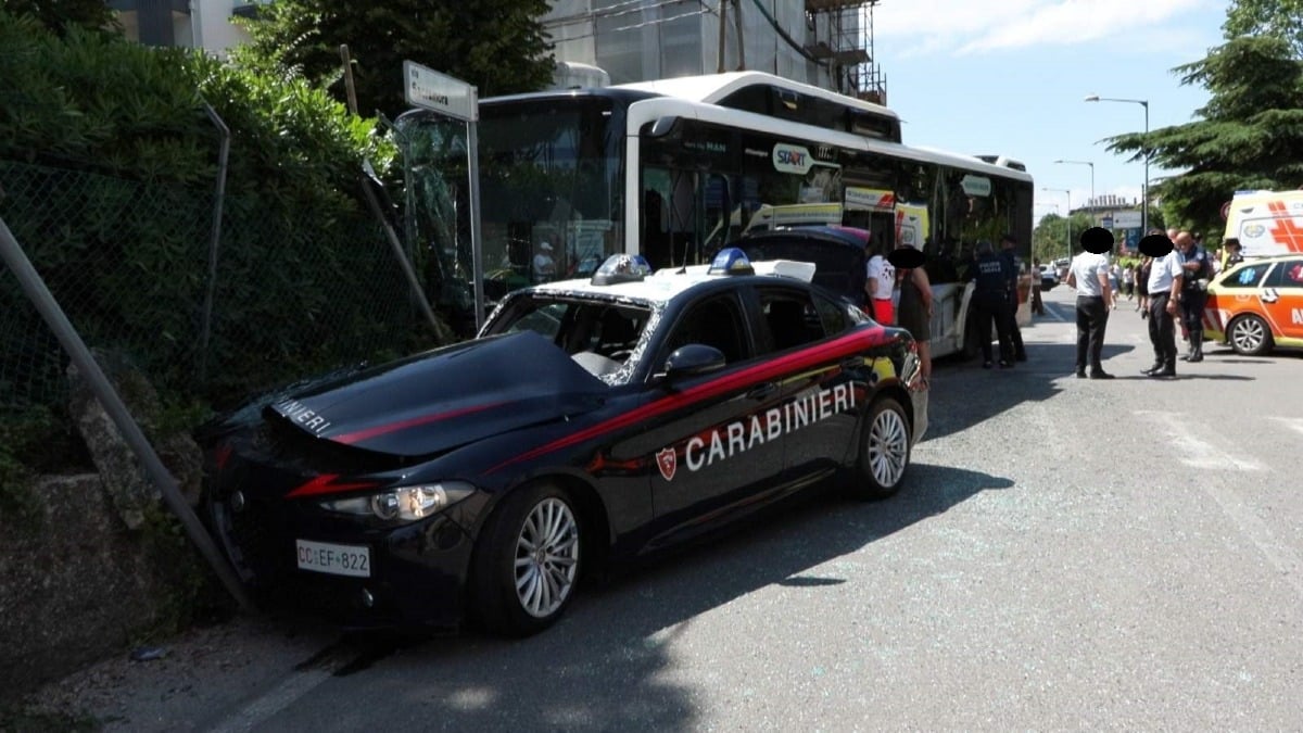 Autobus contro auto dei carabinieri, pauroso incidente all'incrocio a Viserba - www.altarimini.it RIPRODUZIONE RISERVATA