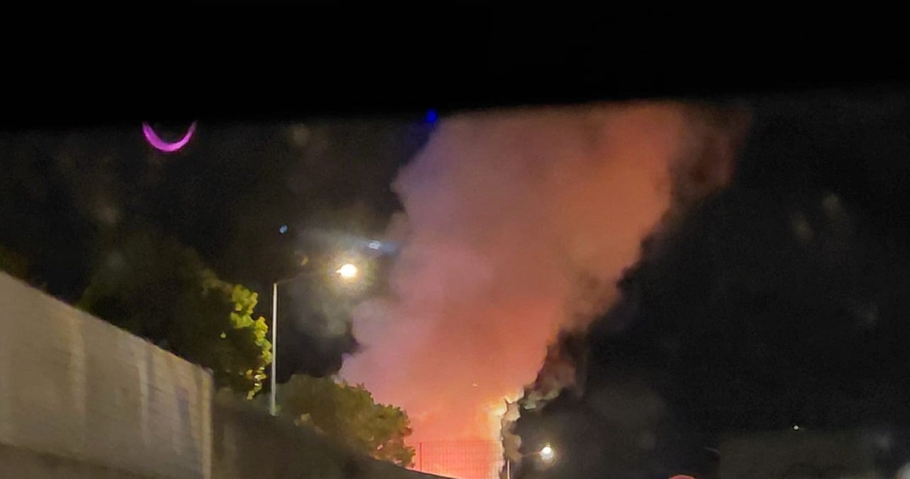 Incendio a Viserba, Maserati distrutta in piazzale Zavattini - 